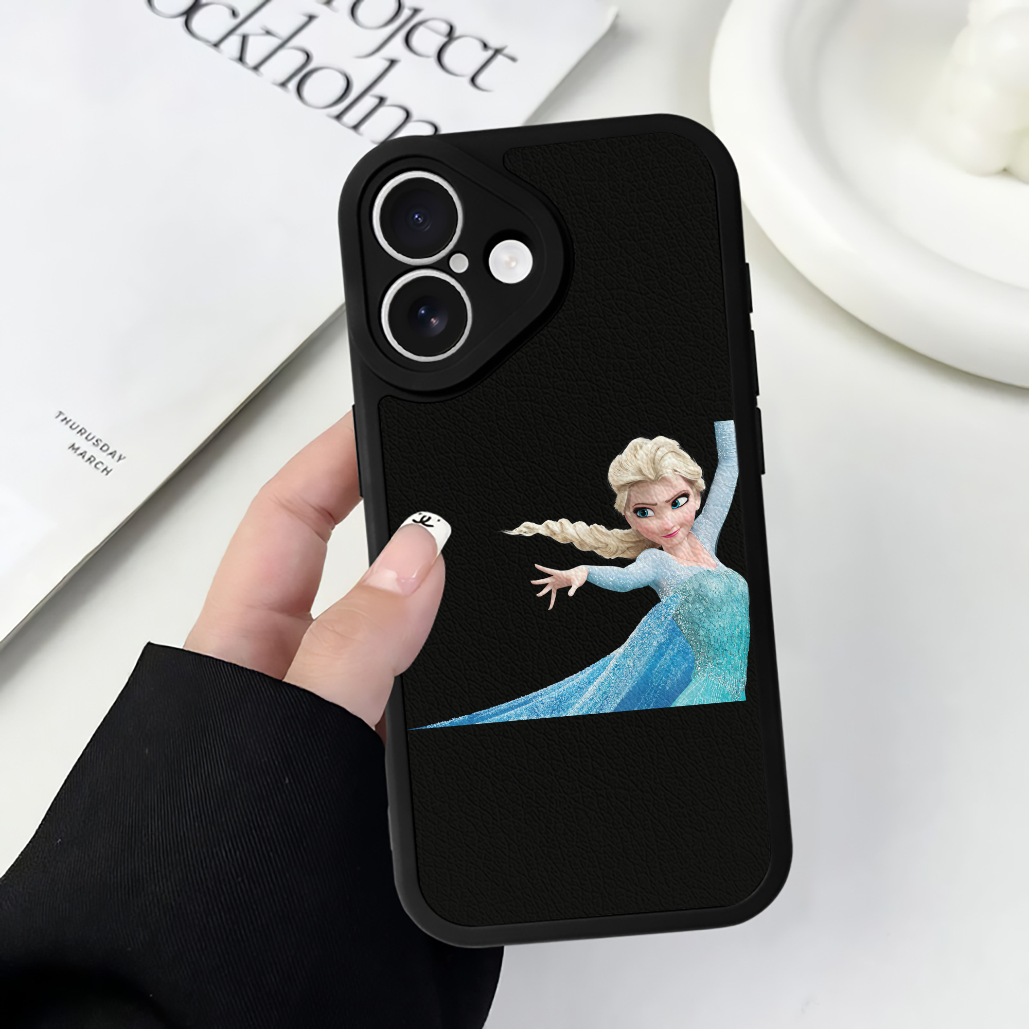 （画像用） アナと雪の女王 アンナ エルサ Frozen Anna Elsa 【iPhone 16シリーズ対応】シリコンスマホケース（レザー調） 材質：シリコン